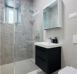 4 Bedroom Villa with Jacuzzi and Seaview in Orašac, Dubrovnik, Sleeps 9